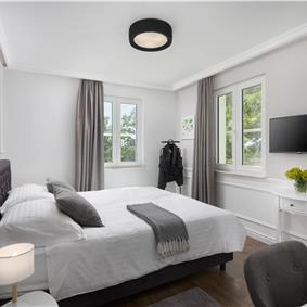 5 bedroom villa with pool near Pula, sleeps 10-12